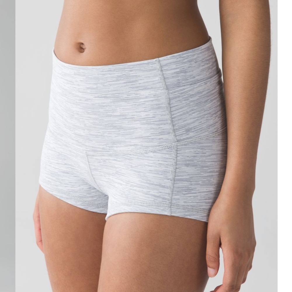 Lululemon Wunder Short 2" in Wee Are From Space Nimbus Battleship
